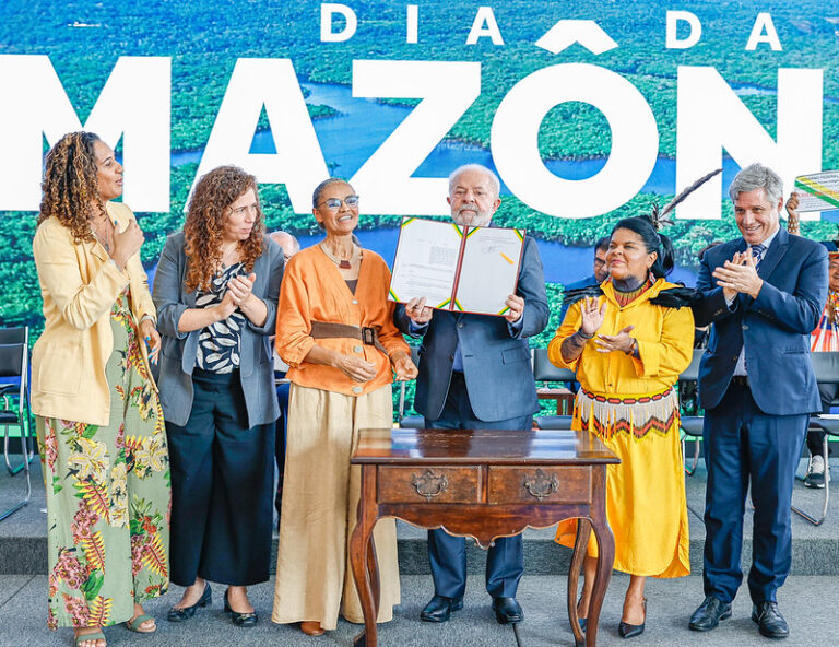 Lula assina demarcação de mais duas terras indígenas na Amazônia