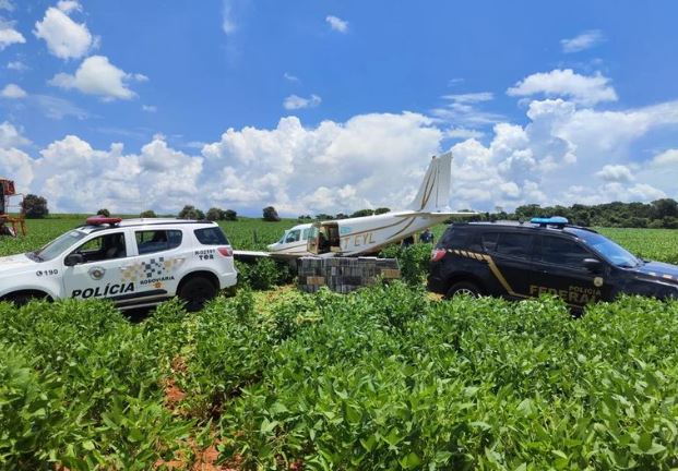Caça da FAB persegue avião e acha carga de 500 quilos de cocaína