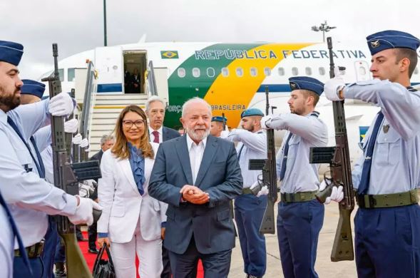Lula pede novo avião presidencial com cama de casal e chuveiro, ao custo de R$ 400 milhões