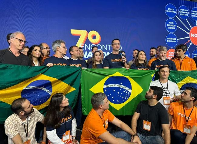 Partido Novo filia Deltan em evento com ‘PowerPoint do Lula’, críticas ao STF e incorporação do azul ao laranja