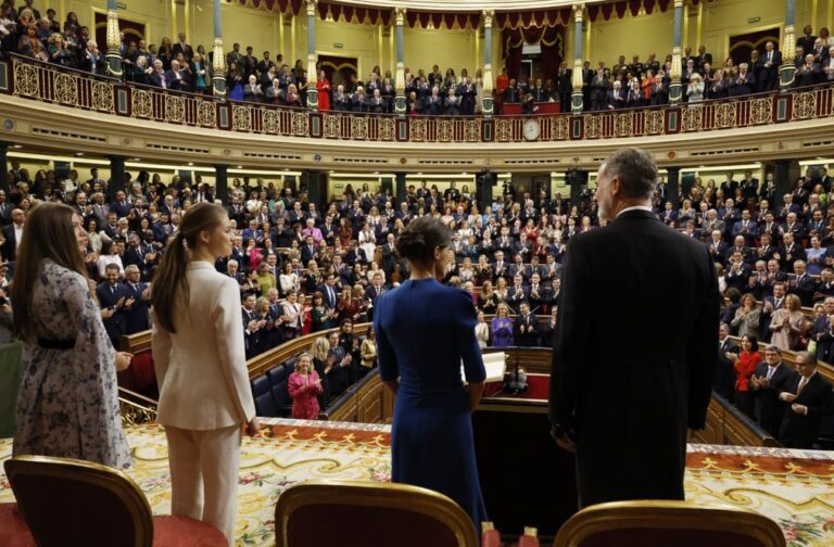 Aos 18 anos, Princesa da Espanha faz juramento à Constituição