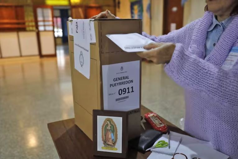 Argentinos vão às urnas neste domingo (22); favorito, libertário Javier Milei recebe Eduardo Bolsonaro