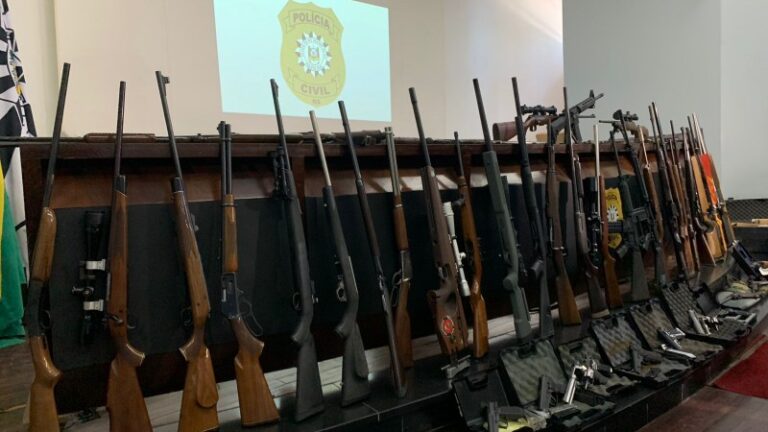 Policia Civil apreende 125 armas de um colecionador (CAC) em Porto Alegre
