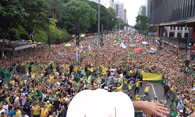 Paulista recebe milhares para ato em memória de Cleriston da Cunha