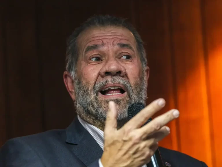 Após prometer zerar fila em um ano, Ministro de Lula agora diz que fila do INSS “nunca acabará”