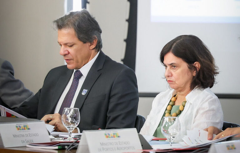 Ministra da Saúde é cobrada por Lula em reunião, chora e é acolhida por Janja