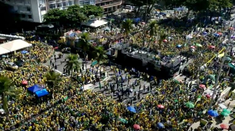 Ao vivo: ato de Bolsonaro em Copacabana pelo estado democrático de direito