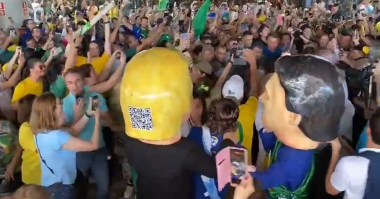 Após Copacabana, Bolsonaro atrai multidão em Florianópolis (SC)