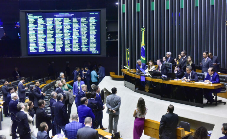 Governo Lula consegue adiar sessão sobre derrubada de vetos