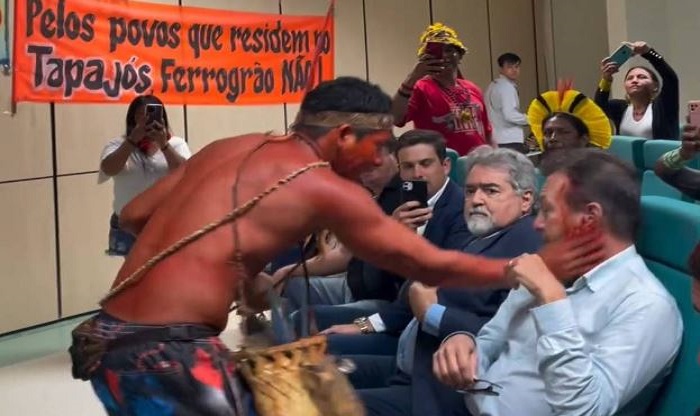 Em protesto contra Ferrogrão, indígena esfrega urucum em participantes de evento do governo