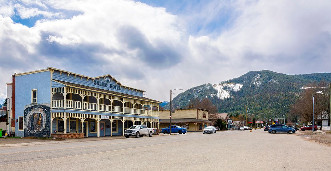 The Salmo Hotel is pictured in April 2023, less than six months before it caught on fire. (Kirk Fisher/Shutterstock)