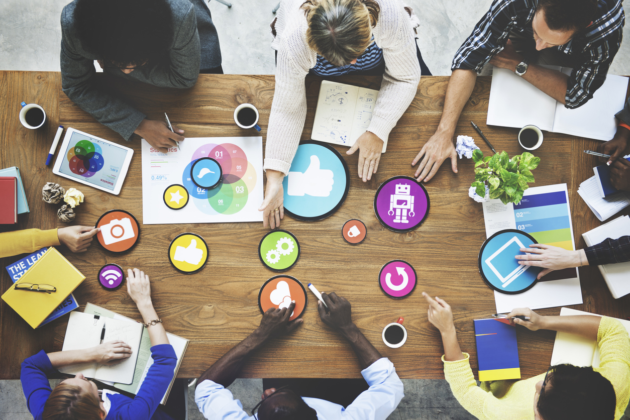 Conceito de comunicação de rede social de conexão de reunião de pessoas. Endomarketing.