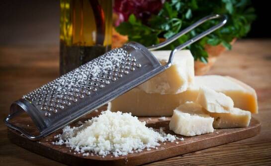 Włoski ser parmezan – jak wybrać oryginalny produkt?
