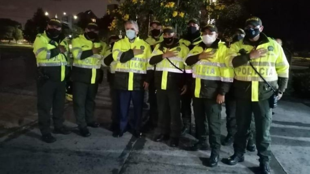 Presidente de Colombia vestido de Policía visita CAI afectados por...