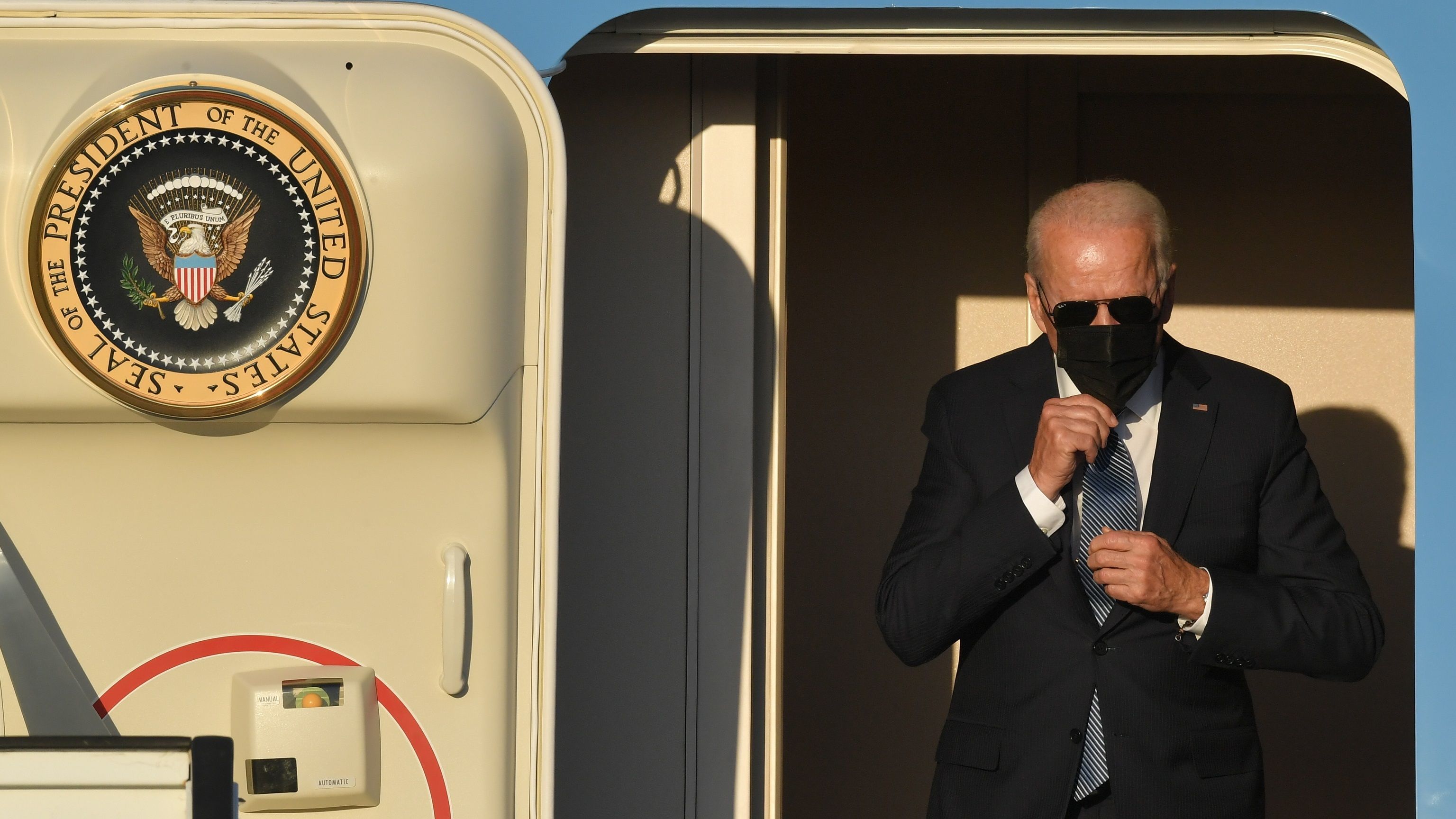 Joe Biden desembarca del Air Force One a su llegada hoy a Bruselas.
