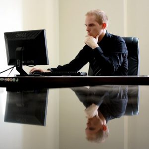 עובדים במשרדי פרסום יושבים הרבה שעות על הכיסא? ההשפעה של כיסא נח על הגב