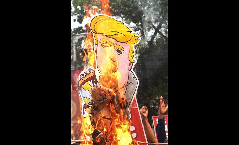 Activistas del Centro de Unidad Socialista de la India (comunista) gritan consignas y queman imagen del presidente estadounidense Donald Trump mientras protestan contra su visita a la India, en Calcuta. (Foto: AFP9