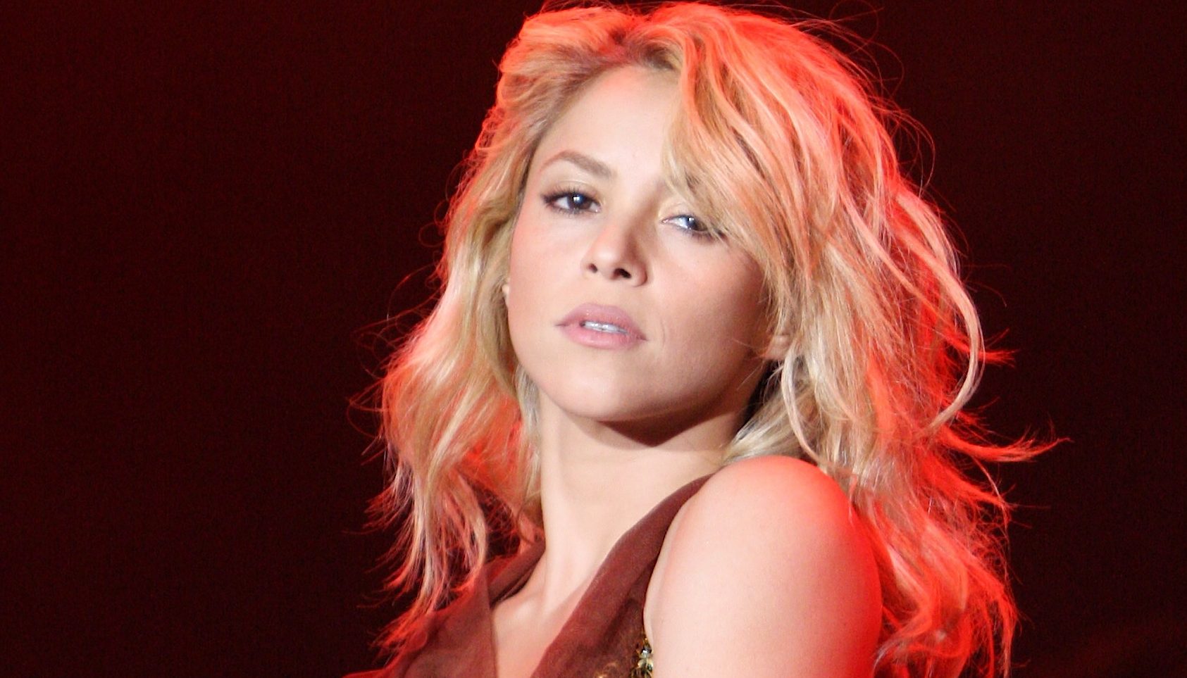 Shakira es acusada de seis delitos en España