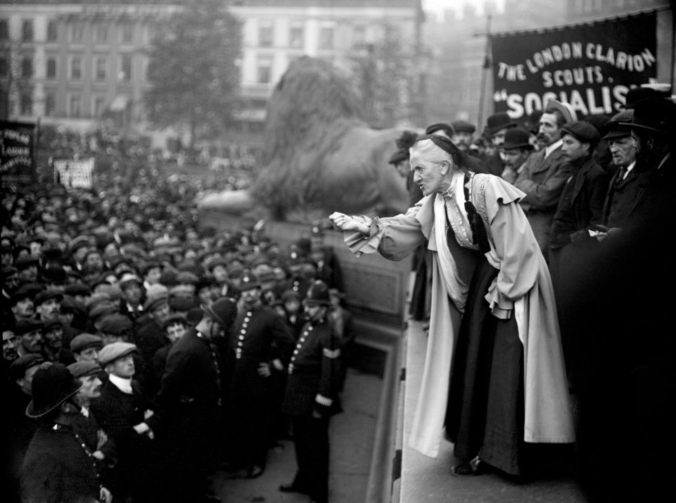 Gritaron, pelearon, salieron a las calles, las arrestaron, les pegaron, las insultaron, las acorralaron. Siguieron luchando, manifestándose. Las encarcelaron. Murieron. La historia del derecho al voto de la mujer es la de una batalla incansable durante más de dos siglos. En la imagen. El 1 de junio de 1910, la sufragista británica Charlotte Despard, miembro de la Unión Social y Política Femenina (WSPU), habló ante una multitud en Trafalgar Square, en Londres. 