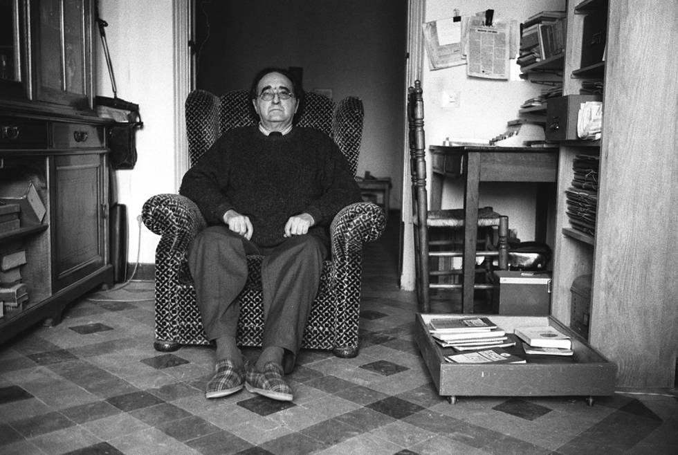 El prosista naciÃ³ el 4 de diciembre de 1927 en Roma, porque su padre, el periodista y escritor Rafael SÃ¡nchez Mazas, que fue uno de los fundadores de la Falange, estaba allÃ­ destinado como corresponsal del diario 'Abc'. En la imagen, el escritor SÃ¡nchez Ferlosio, durante un entrevista concedida al diario EL PAÃS en 1986.