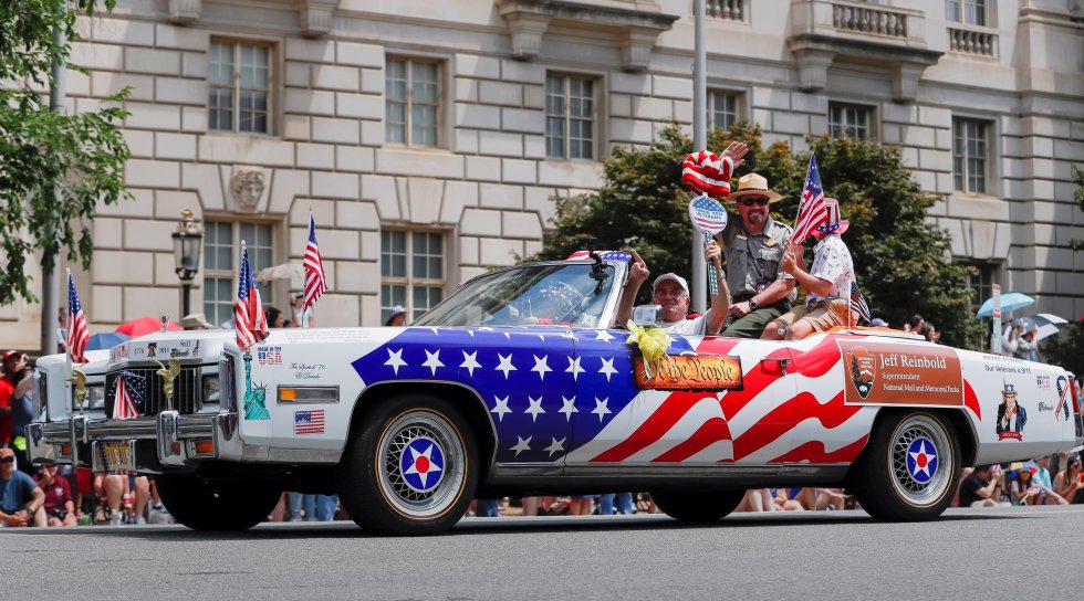 Un coche Cadillac pintado con la bandera estadounidense recorre la avenida de la Constitución de Washington.