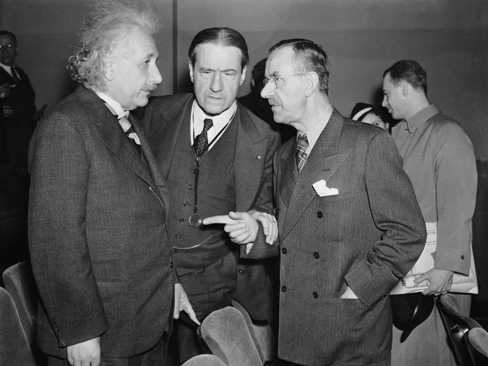 Thomas Mann (derecha) conversa con Albert Einstein en presencia del rabino Stephen Wise en 1938,