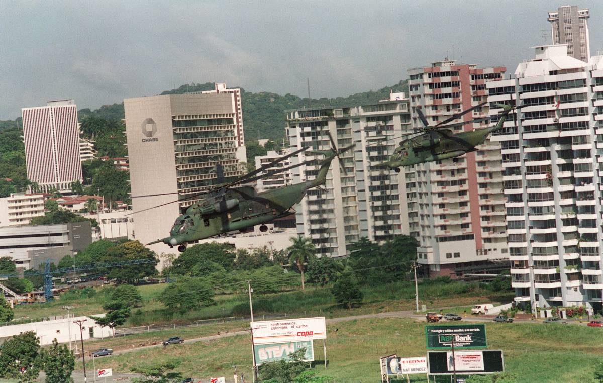 Fuerzas militares de EE UU patrullan el centro de Ciudad de Panamá después de la invasión.