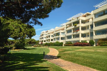 Frontline beach apartment in Cabopino Marbella
