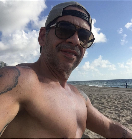 Leandro Hassum mostra peitoral definido durante viagem a Flórida