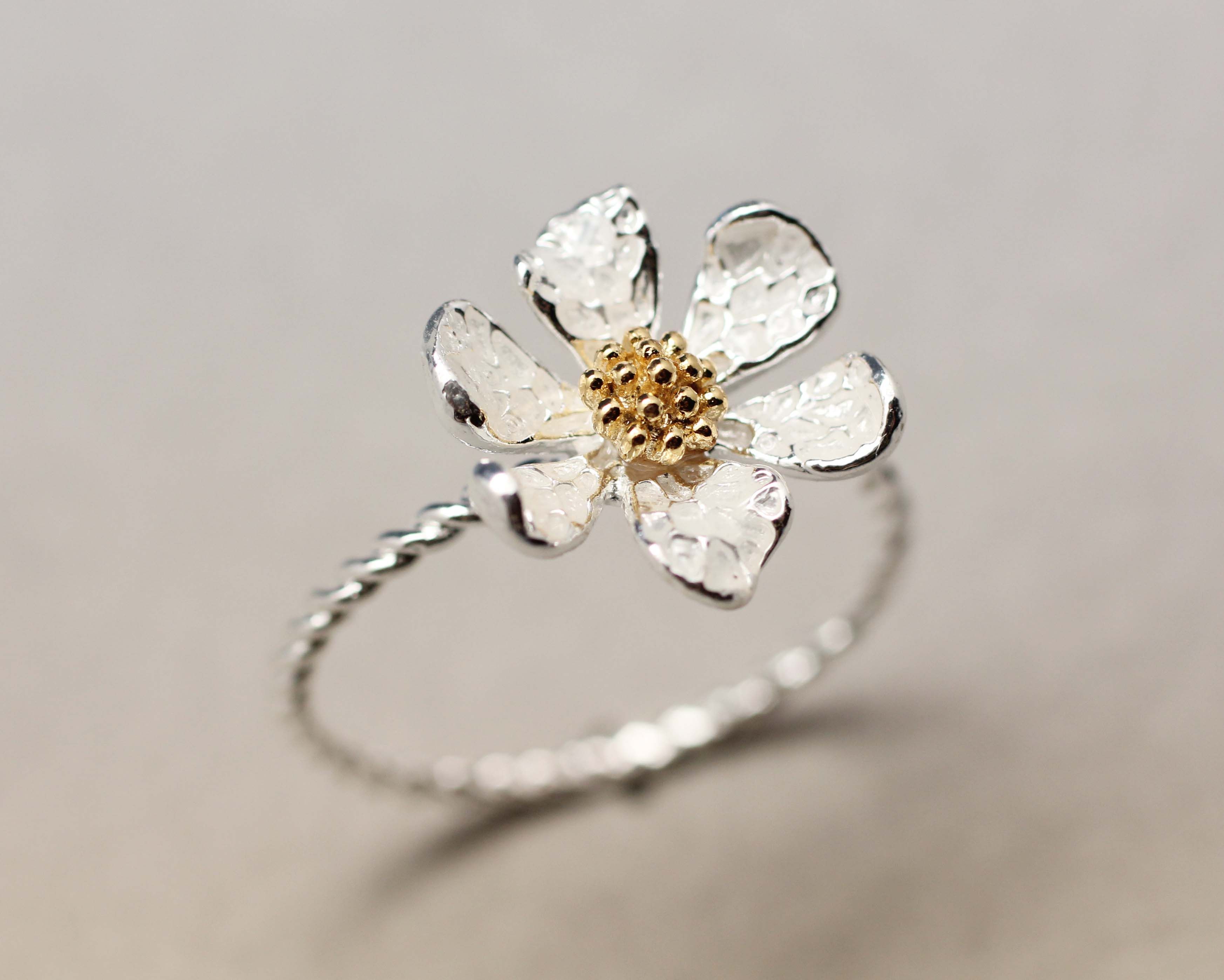 Featured Photo of Daisy Flower Rings