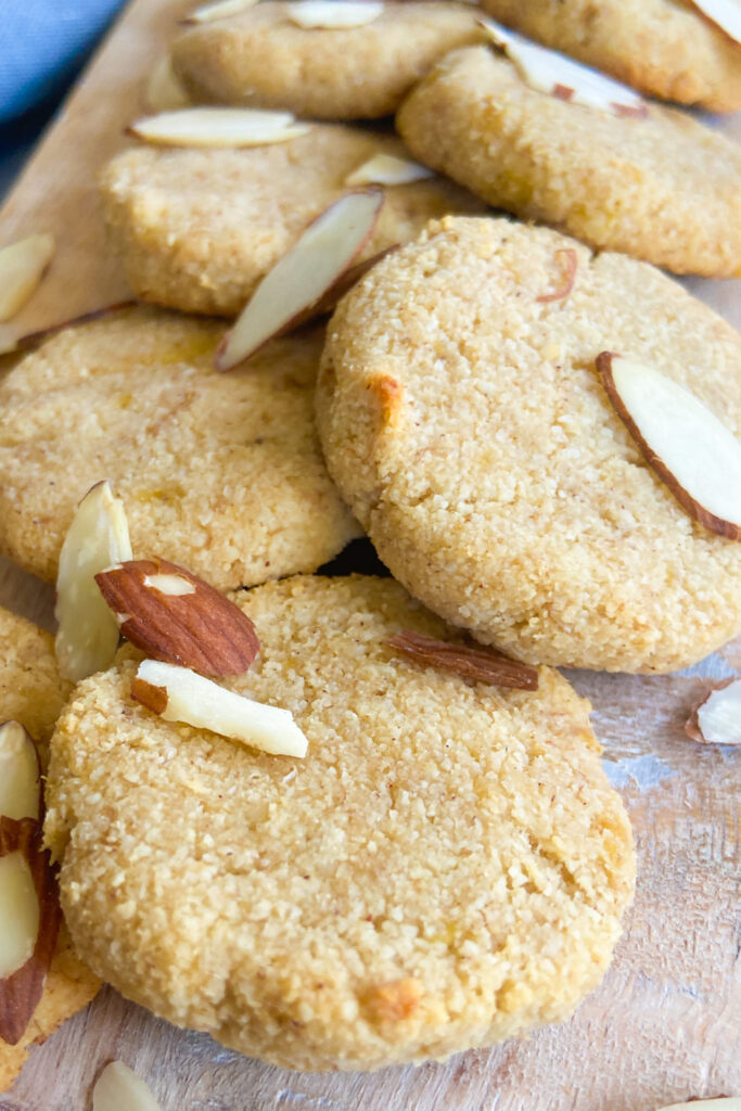 Almond cookies topped with sliced almonds