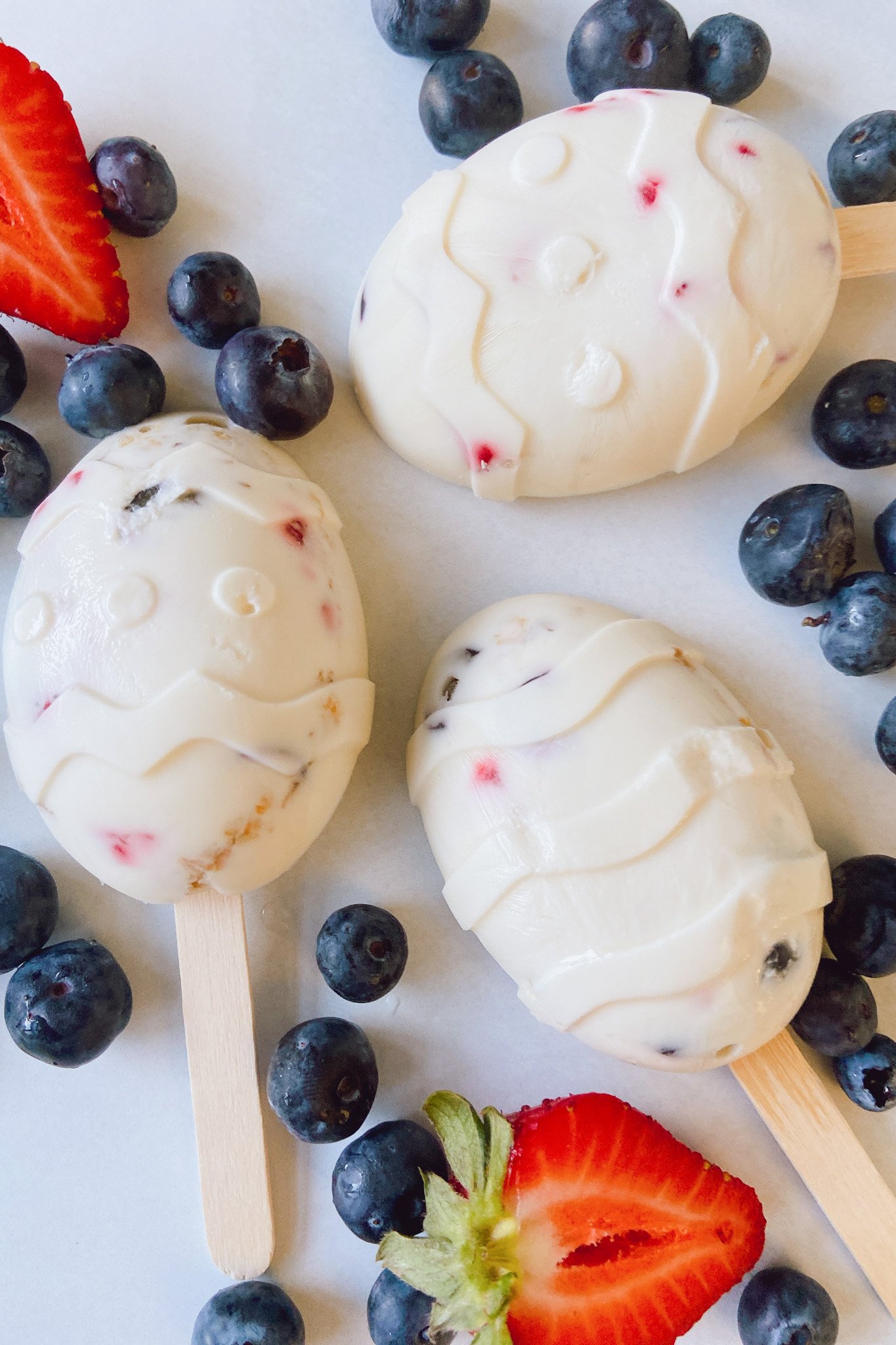 Greek-yogurt-popsicles-with-berries