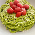 Spinach pesto with tomatoes