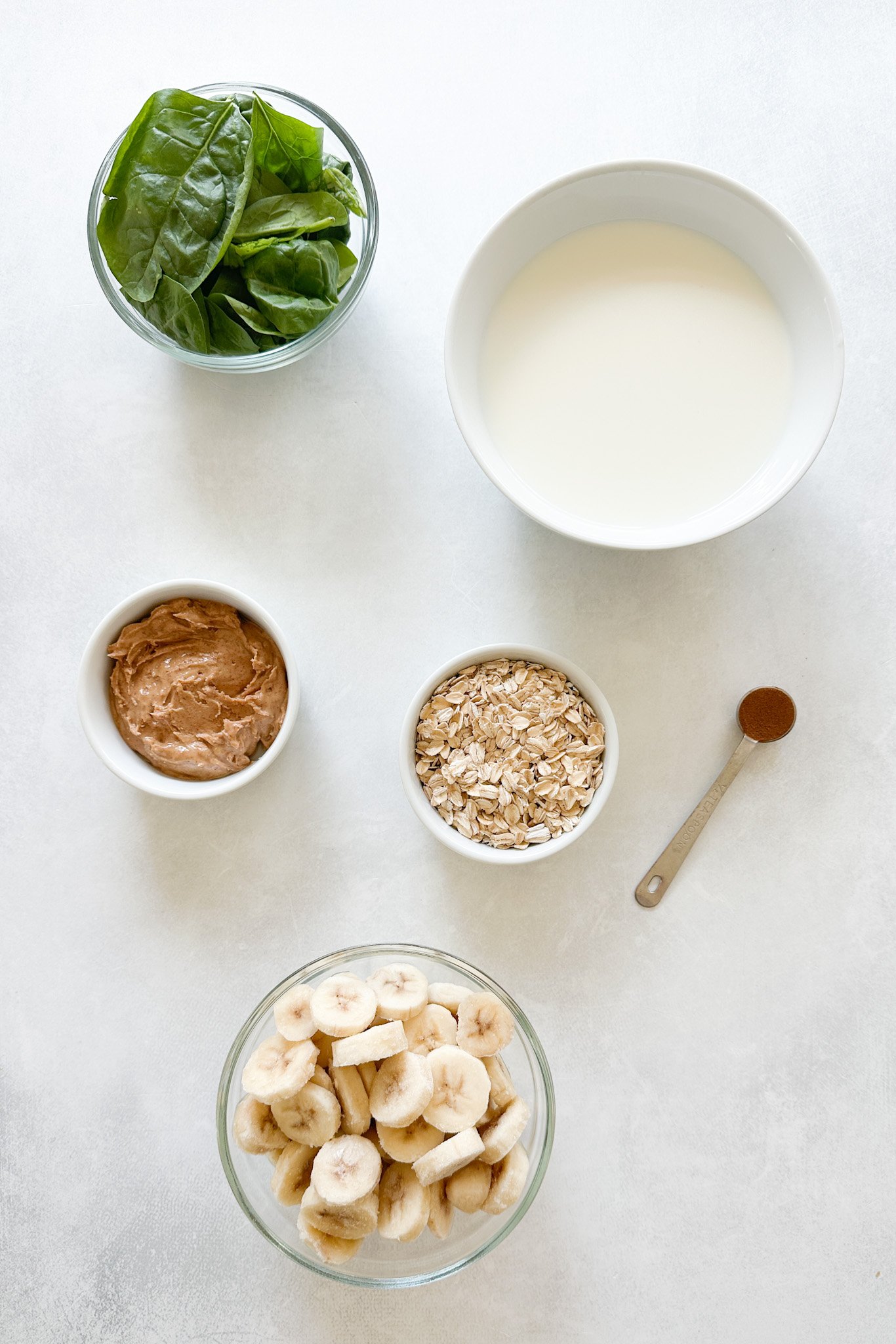 Ingredients to make spinach banana smoothie.