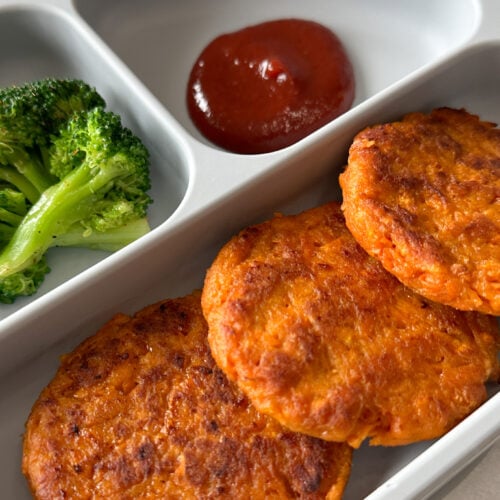 Sweet potato fritters served with broccoli and a dip.
