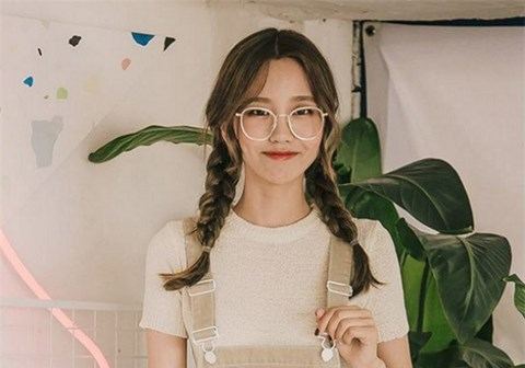 model rambut two braids with glasses ala wanita korea