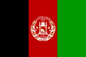 Die Flagge von Afghanistan zeigt auf einem vertikalen Hintergrund in den Farben Schwarz, Rot und Grün das Nationalwappen in der Mitte. Das Wappen enthält einen Moscheeturm mit einem Schild und Schwert, umgeben von einem Kreis aus Ähren. Die Farben und Symbole repräsentieren die Geschichte und Identität Afghanistans.