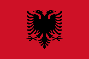 Die Flagge von Albanien besteht aus einem roten Hintergrund mit einem schwarzen Doppeladler in der Mitte. Der Doppeladler ist ein historisches Symbol für Albanien und repräsentiert Stärke, Unabhängigkeit und die Identität des Landes.