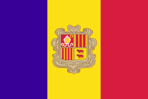 Die Flagge von Andorra zeigt drei vertikale Streifen in den Farben Blau, Gelb und Rot. Der blaue Streifen liegt am Mast, gefolgt von einem gelben Streifen in der Mitte und einem roten Streifen an der Seite. Im linken oberen Eck befindet sich das Wappen von Andorra, das historische und religiöse Symbole darstellt. Die Farben und das Wappen symbolisieren die Souveränität und die Verbindung zu Frankreich und Spanien.