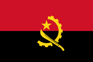 Die Flagge von Angola besteht aus zwei horizontalen Streifen: oben ist der Streifen rot und unten der Streifen schwarz. In der linken oberen Ecke befindet sich ein gelbes Emblem, das eine sich öffnende rote Sonne über einem Zahnradsymbol zeigt. Die Farben und Symbole repräsentieren die Geschichte, den Kampf für Unabhängigkeit und die industrielle Entwicklung Angolas.