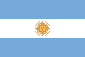Die Flagge von Argentinien besteht aus drei horizontalen Streifen: oben ist der Streifen himmelblau, in der Mitte weiß und unten himmelblau. In der Mitte des weißen Streifens liegt ein goldener Sonnenscheind mit einem menschlichen Gesicht, der als "Gesicht der Sonne" bekannt ist. Die Farben und das Sonnensymbol repräsentieren den Himmel, das Licht und die Freiheit Argentiniens.