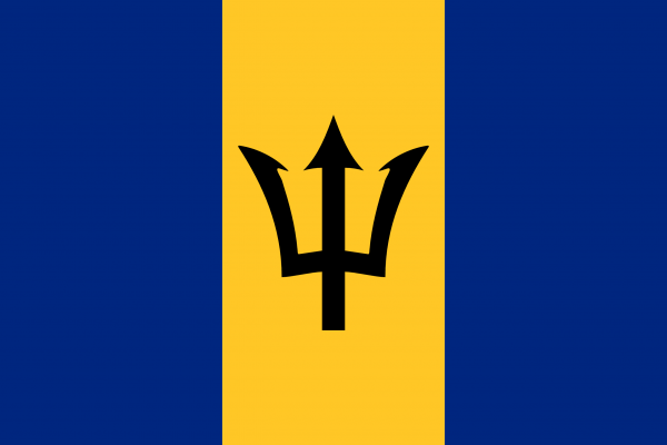 Die Flagge von Barbados zeigt einen blauen Hintergrund mit einem gelben gleichseitigen Dreieck am Mast. Innerhalb des gelben Dreiecks befindet sich ein schwarzer aufgehender Trident (dreizackige Gabel) mit drei Spitzen. Die Farben und das Trident-Symbol repräsentieren das Meer, die Sonne und die kulturelle Identität von Barbados.