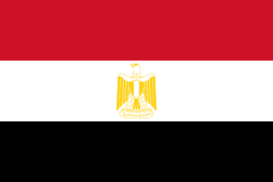 Die Flagge von Ägypten zeigt drei horizontale Streifen: oben ist der Streifen rot, in der Mitte weiß und unten schwarz. Im Zentrum des weißen Streifens befindet sich das goldene Adlerwappen Ägyptens. Die Farben und das Wappen symbolisieren die Revolution, die Unabhängigkeit und die Geschichte des Landes.