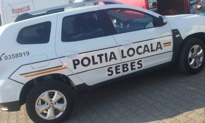 Nowa Dacia Duster dla Polcji oklejona napisami z potwornym