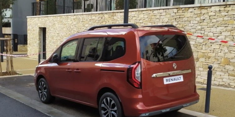 Nowe Renault Kangoo przyłapane na ulicy! Zdjęcie ujawnia