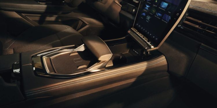 Przesuwny podłokietnik, charakterystyczny designerski element, umiejscowiony na środku ergonomicznej konsoli środkowej Nowego Renault Austral.