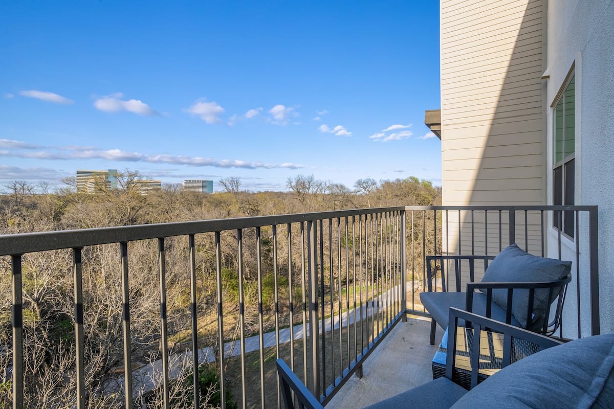 balcony with balcony seating overlooking distance