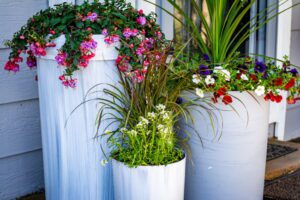 Wysoka donica w ogrodzie – jakie kwiaty będą się najlepiej prezentować?