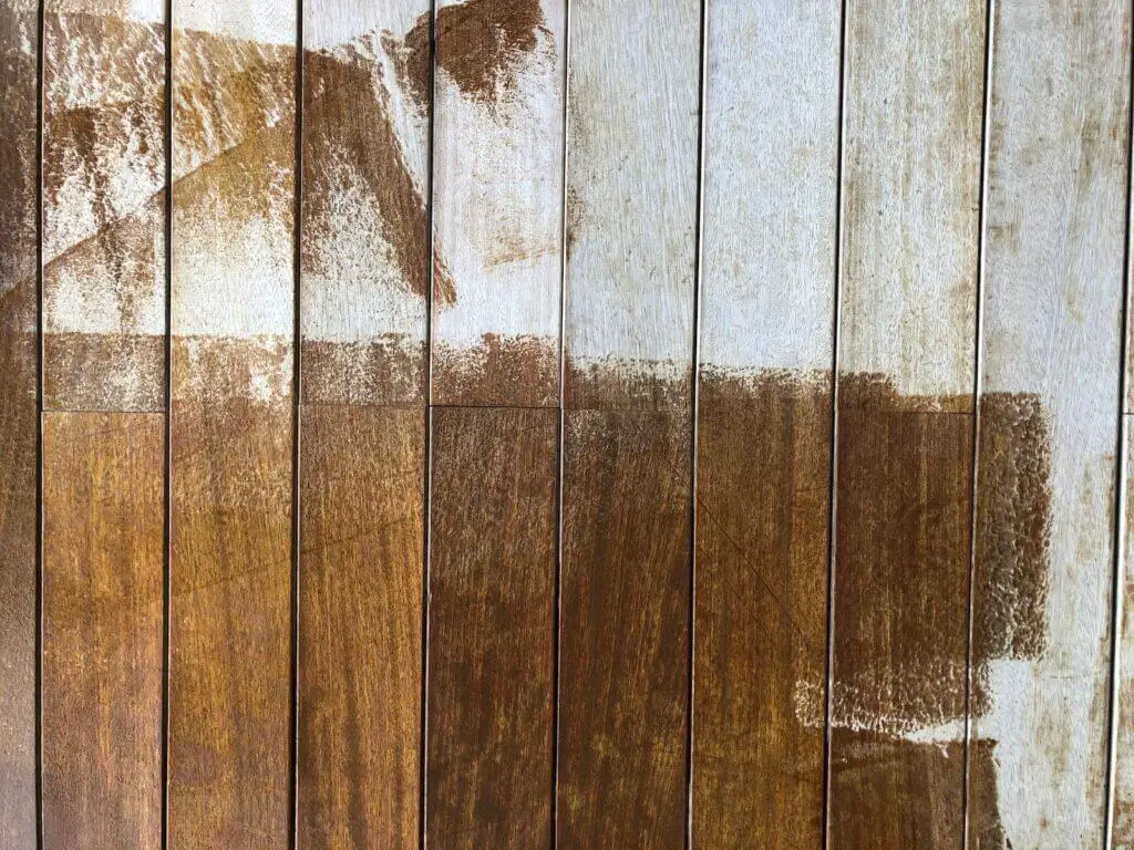 Wybór farby do malowania płotu drewnianego – na co zwrócić uwagę?