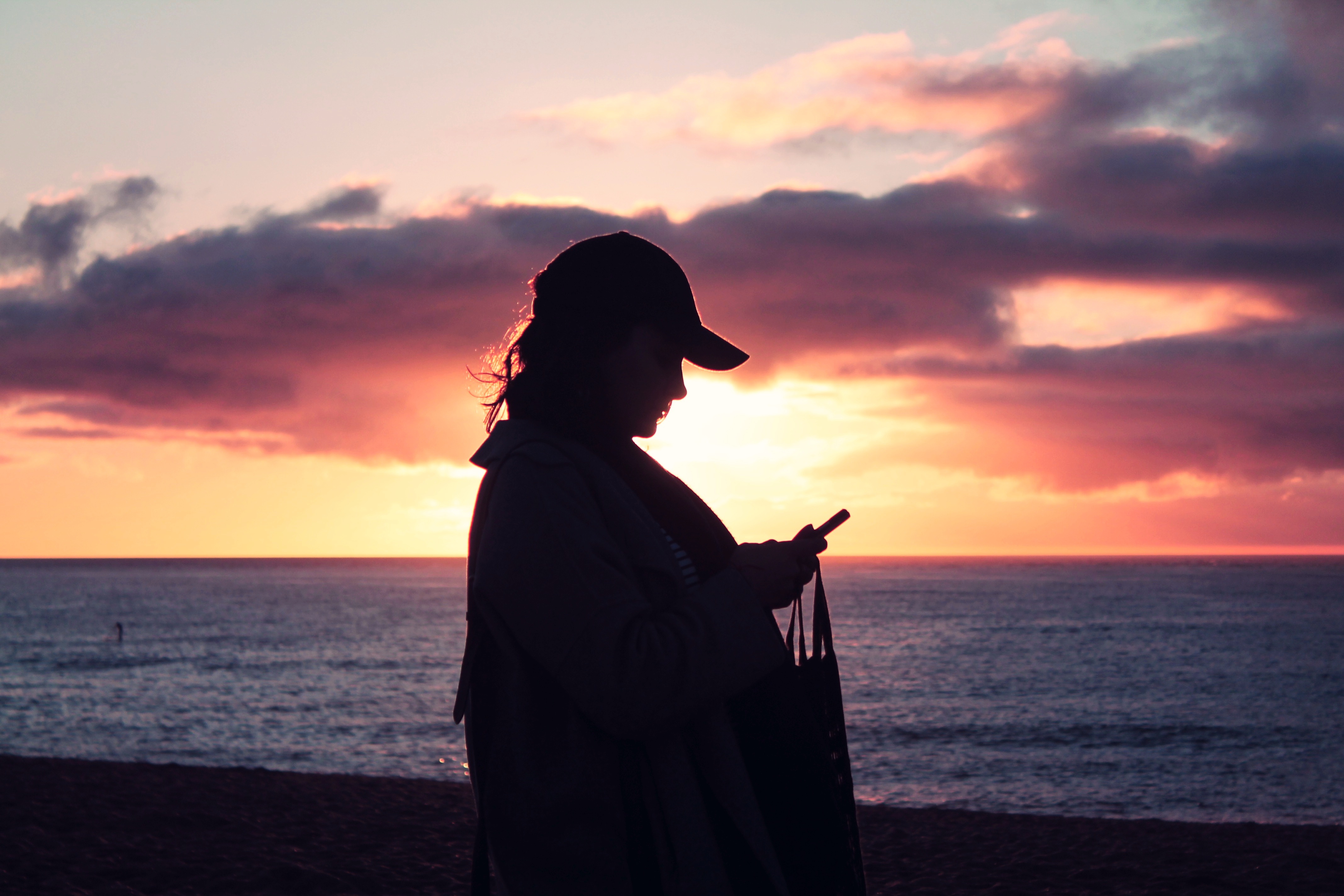 Gambar Orang Di Pantai Saat Sunset